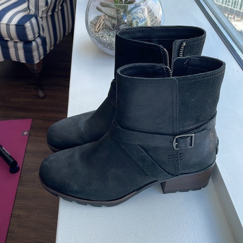 Sorel womens black leather waterproof cate buckle